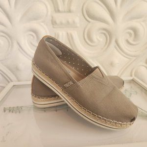 BOBS from Skechers Taupe Flats. Great Condition. Size 7